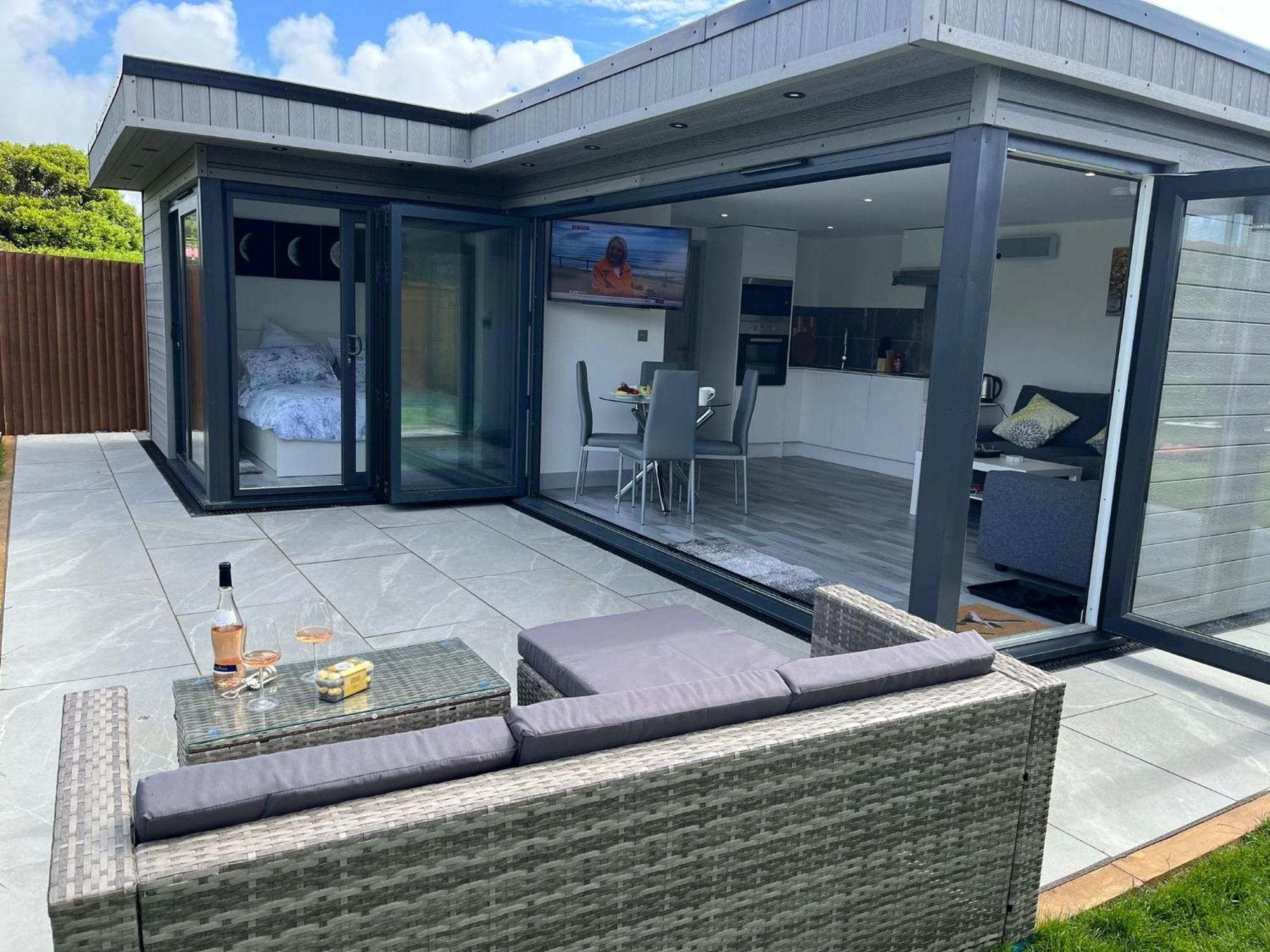 Whispering Waves Guest House, Brighton-8 Mins, Guests 4, Near Beachfront, Free Parking Wifi And Kitchen Peacehaven Екстериор снимка
