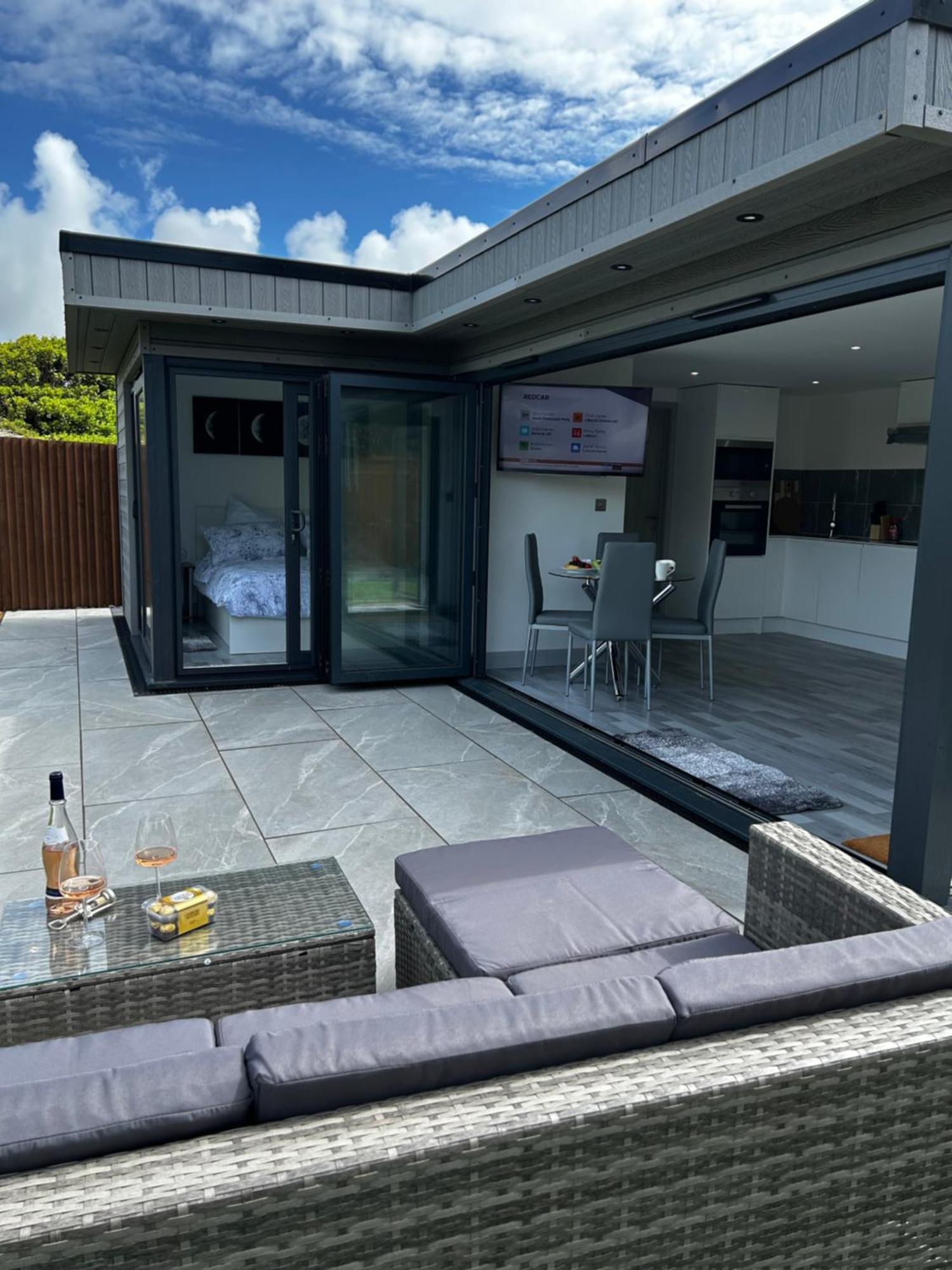 Whispering Waves Guest House, Brighton-8 Mins, Guests 4, Near Beachfront, Free Parking Wifi And Kitchen Peacehaven Екстериор снимка