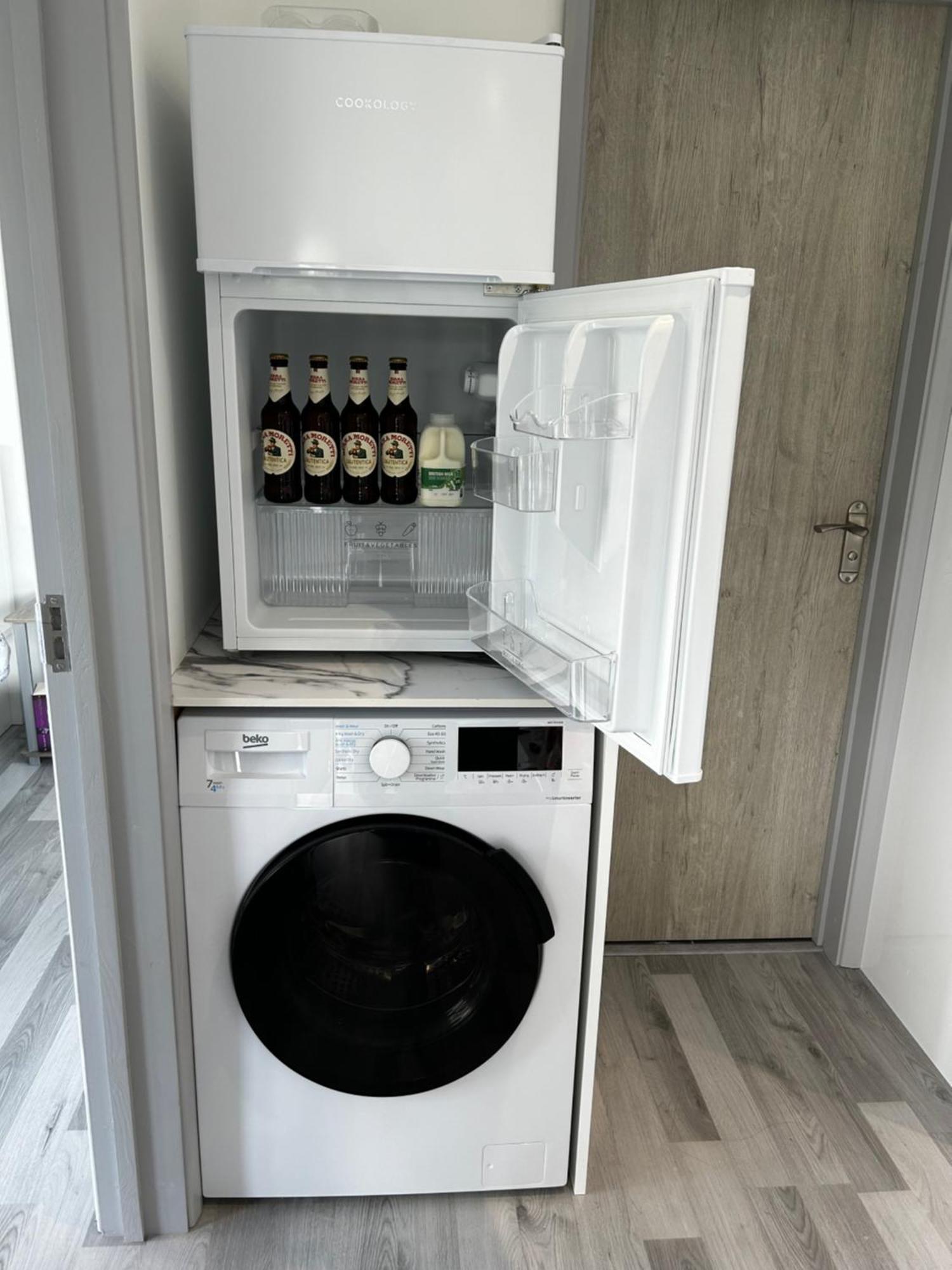 Whispering Waves Guest House, Brighton-8 Mins, Guests 4, Near Beachfront, Free Parking Wifi And Kitchen Peacehaven Екстериор снимка